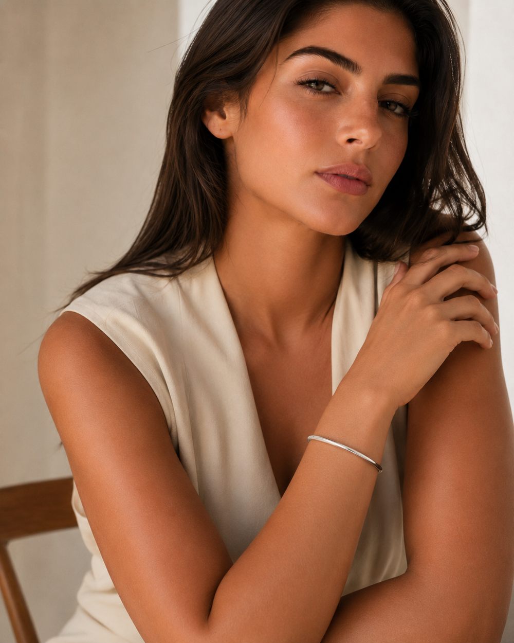Bracelet jonc arrondi épais argenté Lumé porté au poignet par une femme