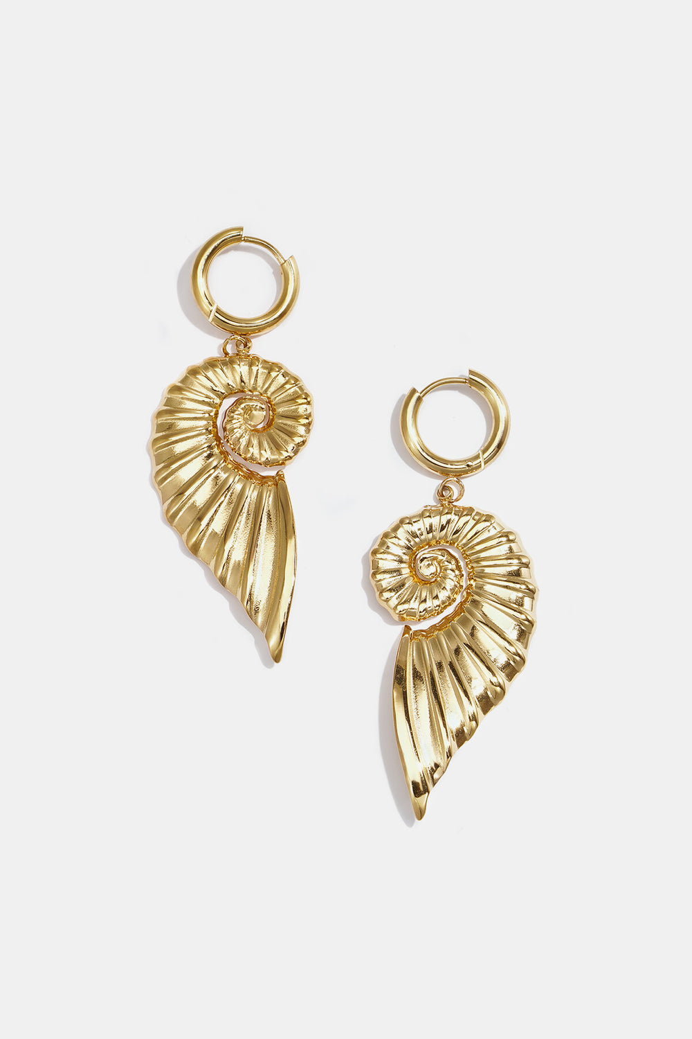 Boucles d’oreilles pendantes coquillage dorées Lumé sur fond blanc