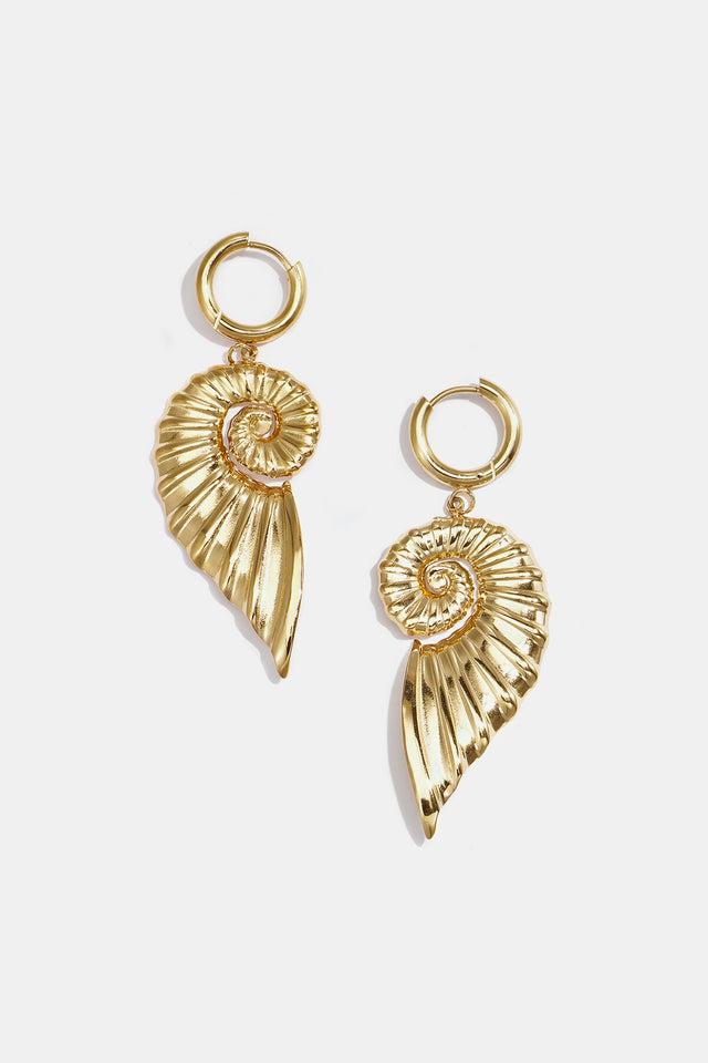 Boucles d’oreilles pendantes coquillage dorées Lumé sur fond blanc