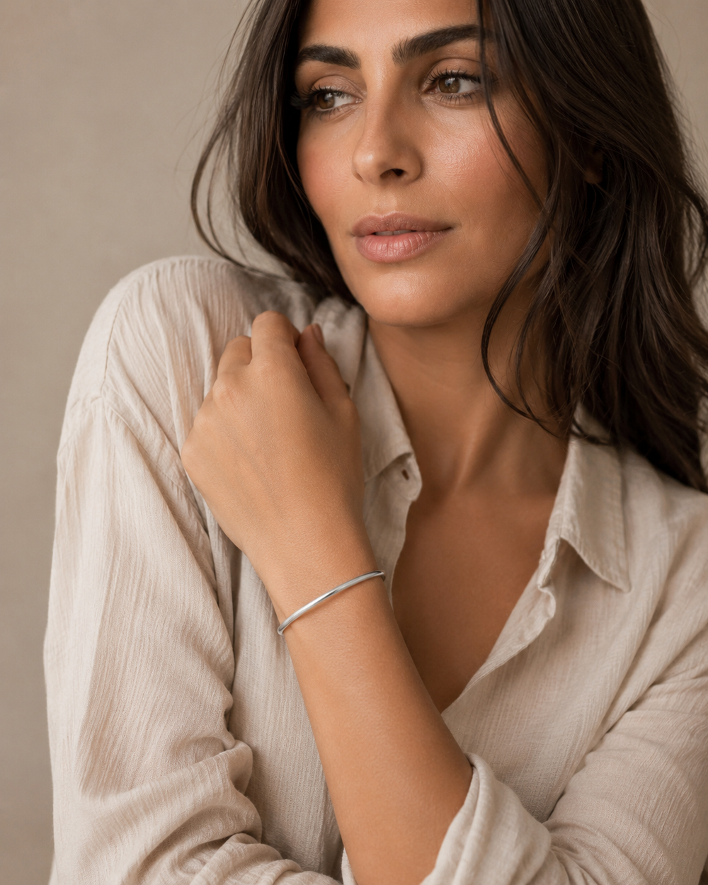 Bracelet jonc argenté Lumé porté au poignet par une femme