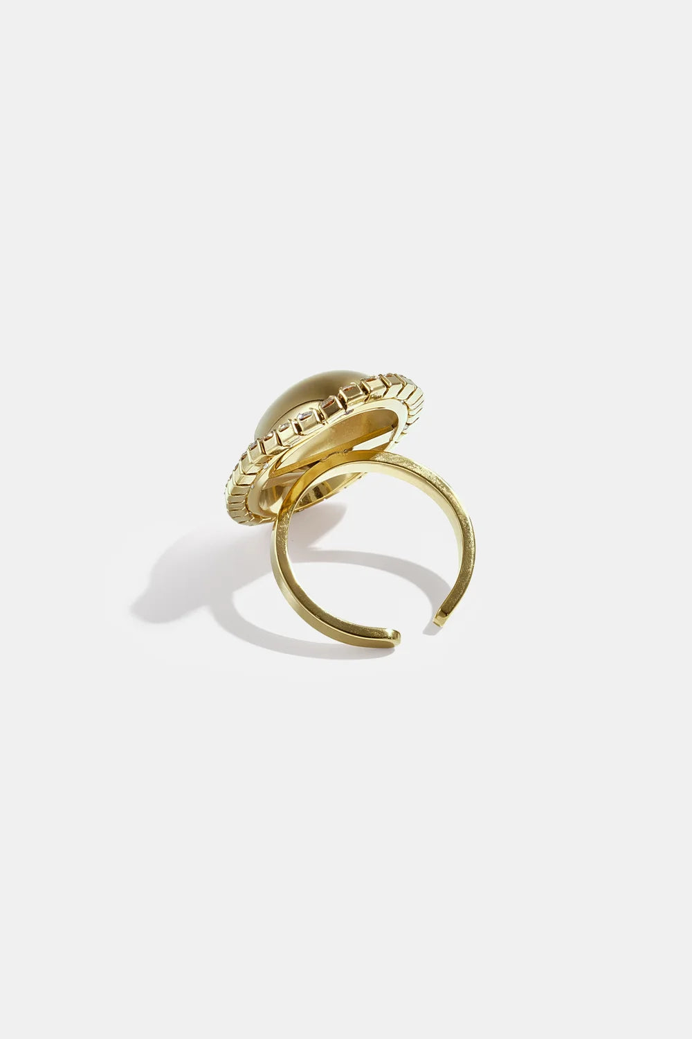 Bague ajustable ovale dorée à strass Lumé vue de dos avec anneau ouvert