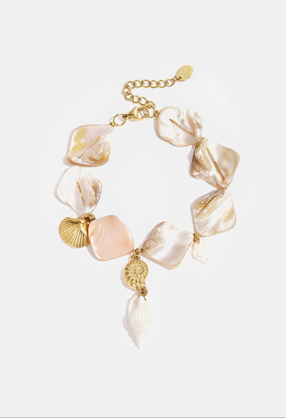 Bracelet coquillages nacrés à breloques Lumé sur fond clair