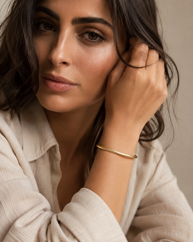 Bracelet jonc doré Lumé porté au poignet par une femme