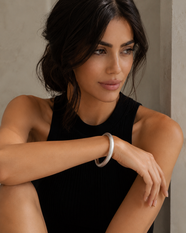 Bracelet jonc massif texturé argenté Lumé porté au poignet par une femme
