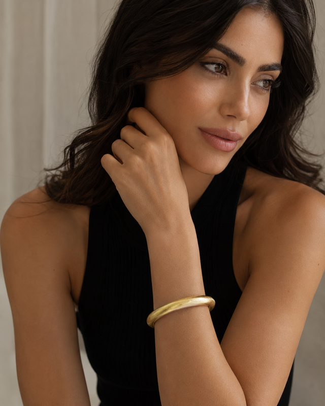 Bracelet jonc massif texturé doré Lumé porté au poignet par une femme